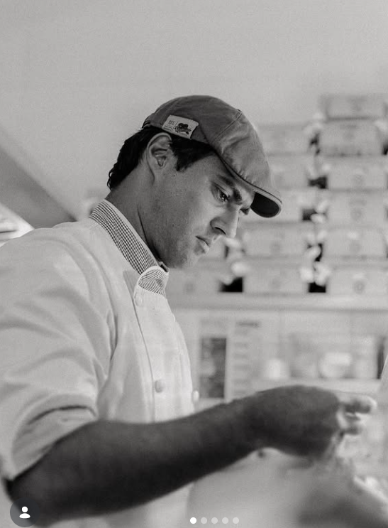 O chef Alexandre Lise trabalhando na cozinha da casa