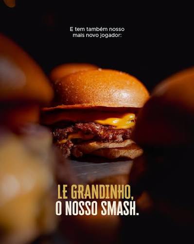 Le Grandinho, o smash burger da casa, na chapa